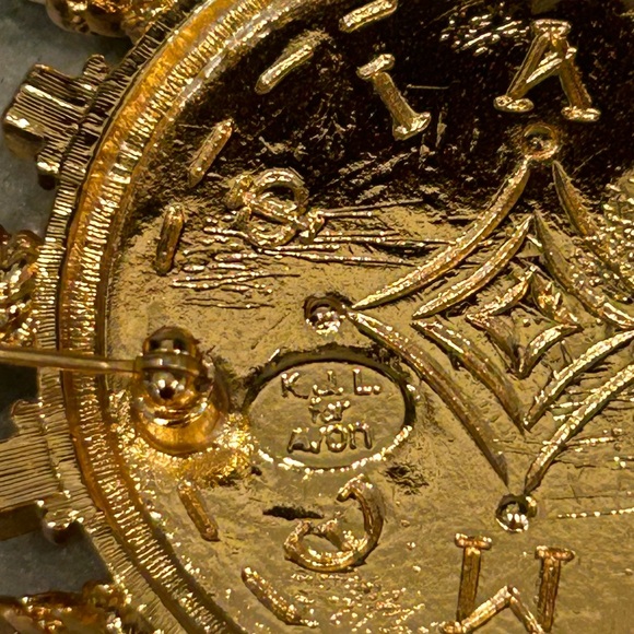 KJL for Avon Gold and Pearl Pendant - Picture 5 of 10